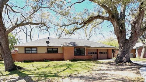 Photo of 53 Pin Oak Court, Lake Jackson, TX 77566 (MLS # 19664208)