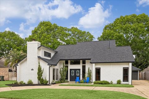 Photo of 823 Millpond Drive, Sugar Land, TX 77498 (MLS # 98787954)