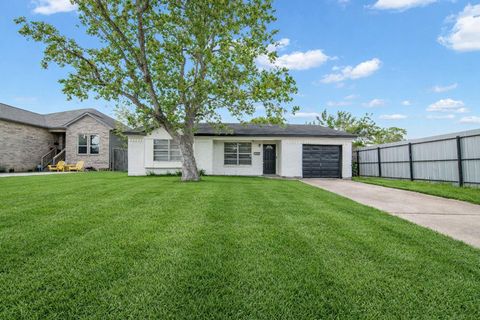 Photo of 10902 Jutland Road, Houston, TX 77048 (MLS # 9571257)