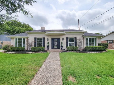 Photo of 407 Blue Willow Drive, Houston, TX 77042 (MLS # 2456573)