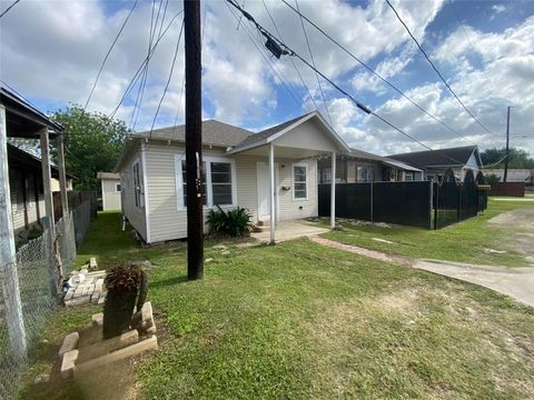 Photo of 8213 E Erath Street, Houston, TX 77012 (MLS # 91417215)