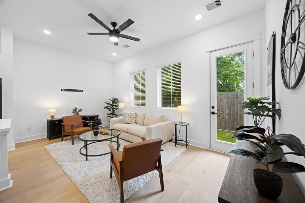 Photo of 326 Neyland Street, Houston, TX 77022 (MLS # 40252600)