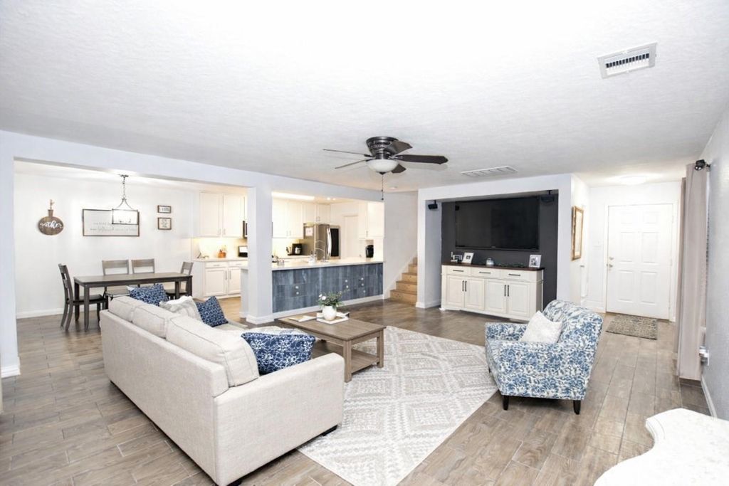 Photo of 910 Staffordale Manor Lane, Houston, TX 77047 (MLS # 18208035)