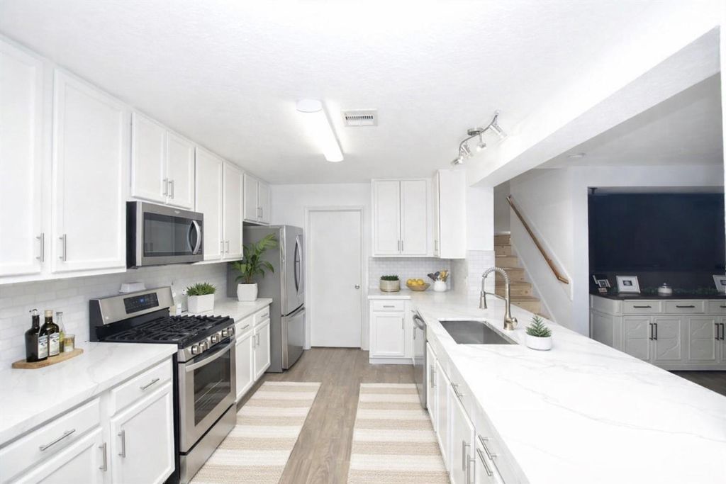 Photo of 910 Staffordale Manor Lane, Houston, TX 77047 (MLS # 18208035)