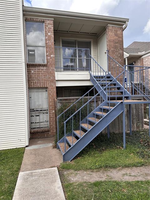 Photo of 3900 Woodchase Drive #76, Houston, TX 77042 (MLS # 33478549)