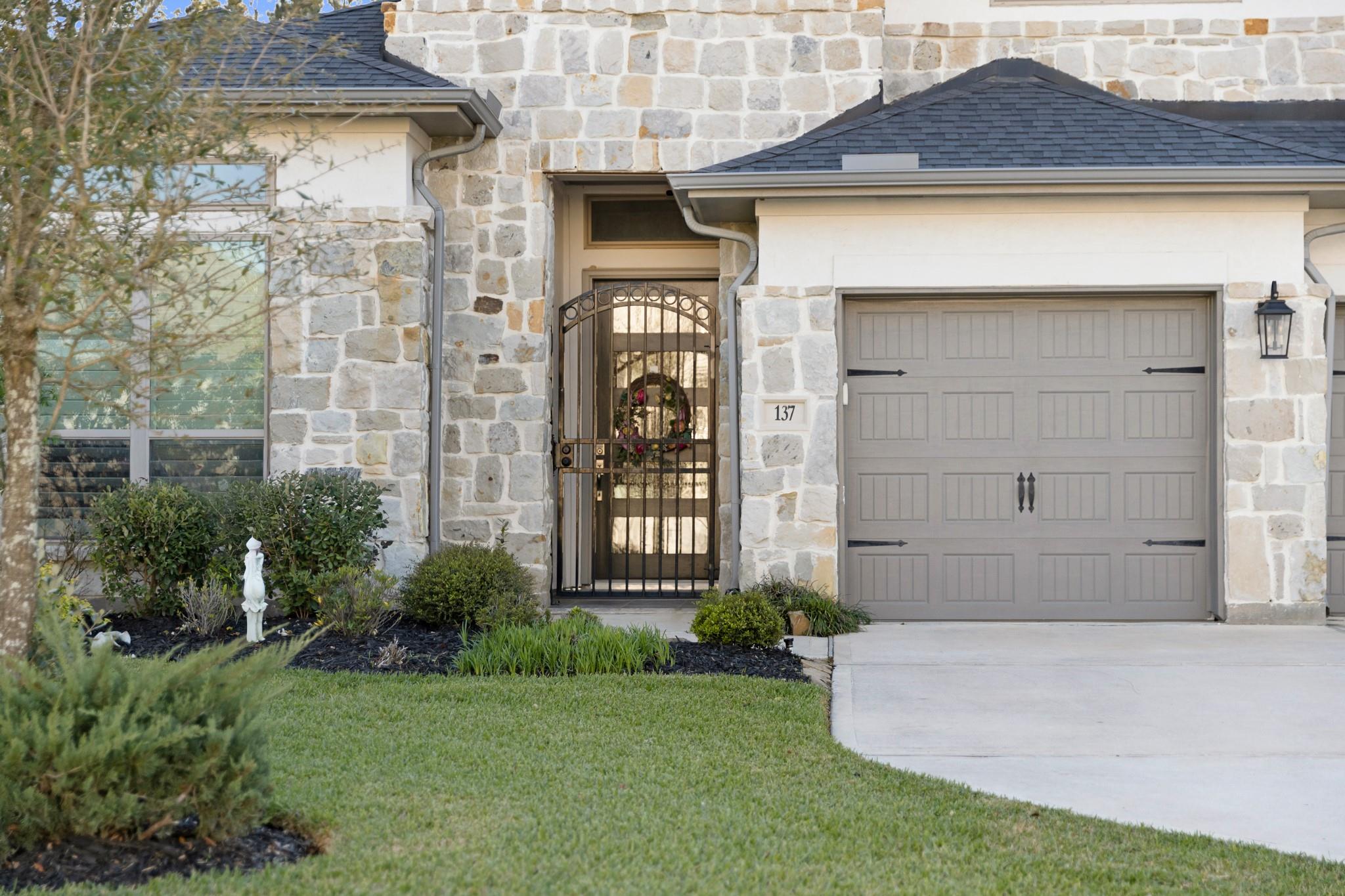 137 Sweeping Valley Drive