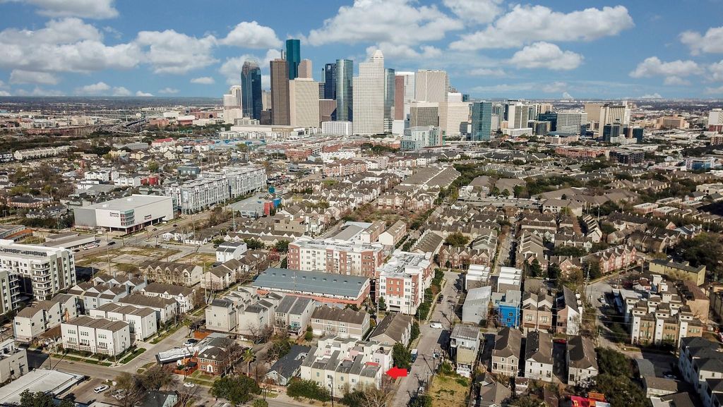 Photo of 228 Willard Street #A, Houston, TX 77006 (MLS # 74248076)