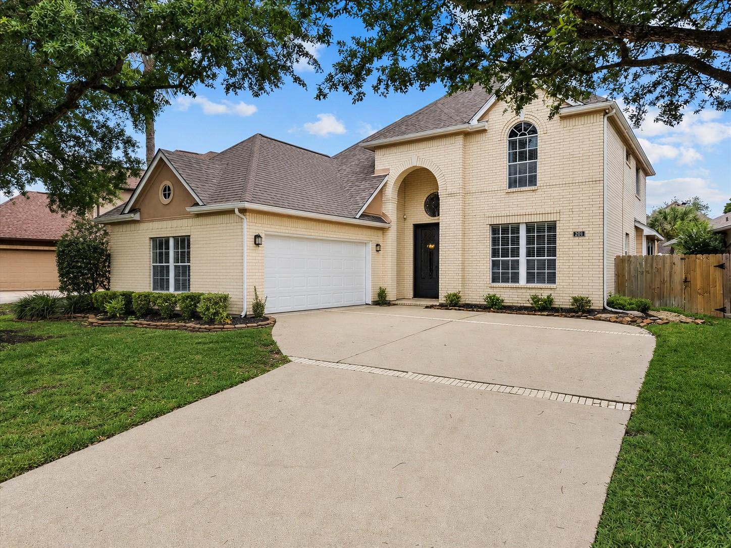 201 Lago Vista Street
