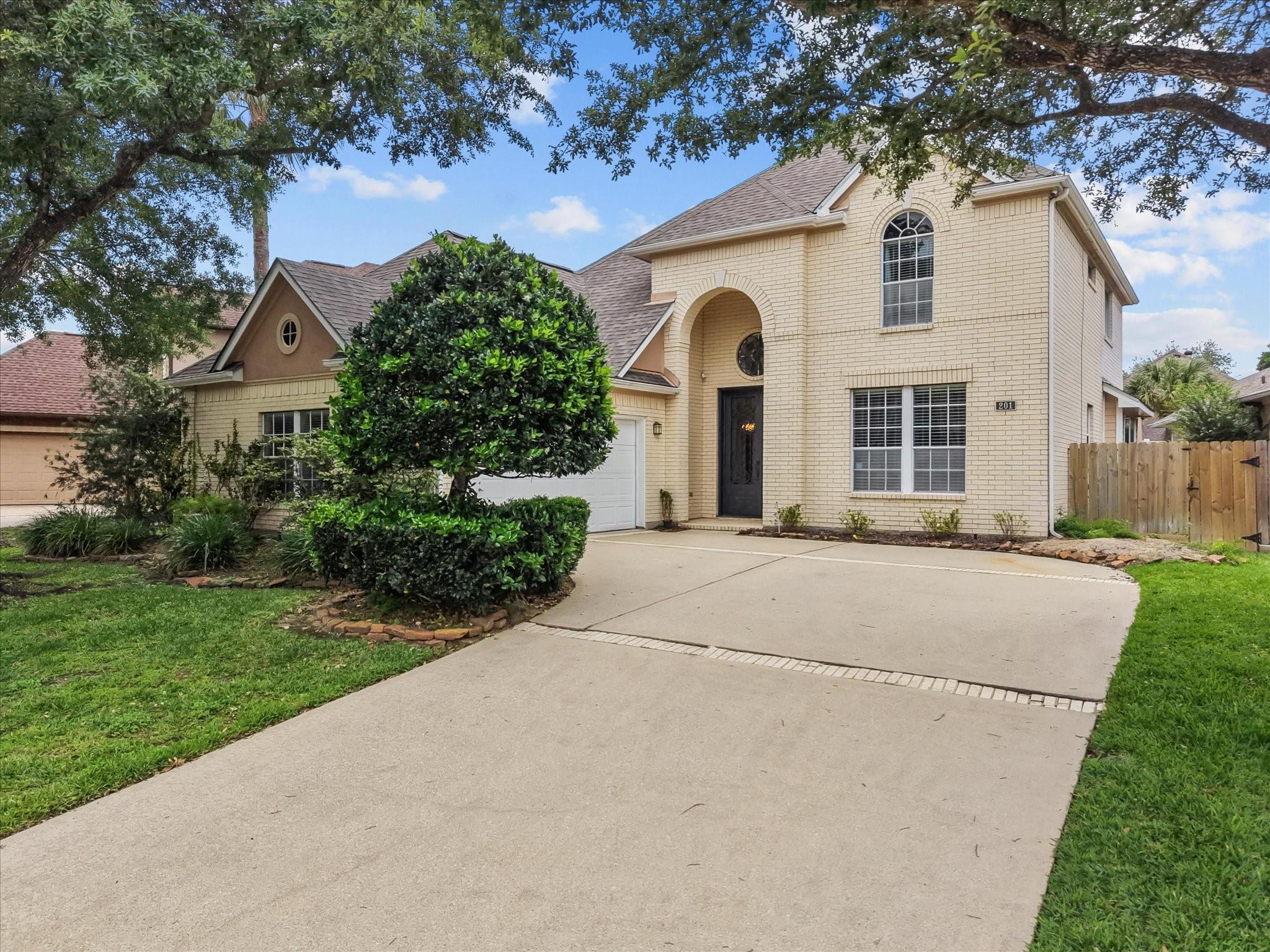 201 Lago Vista Street