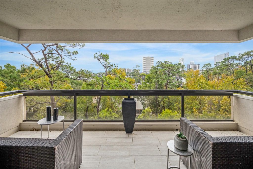 Photo of 49 Briar Hollow Lane #505, Houston, TX 77027 (MLS # 12538931)