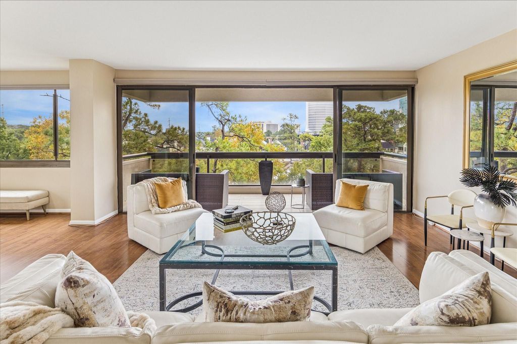 Photo of 49 Briar Hollow Lane #505, Houston, TX 77027 (MLS # 12538931)