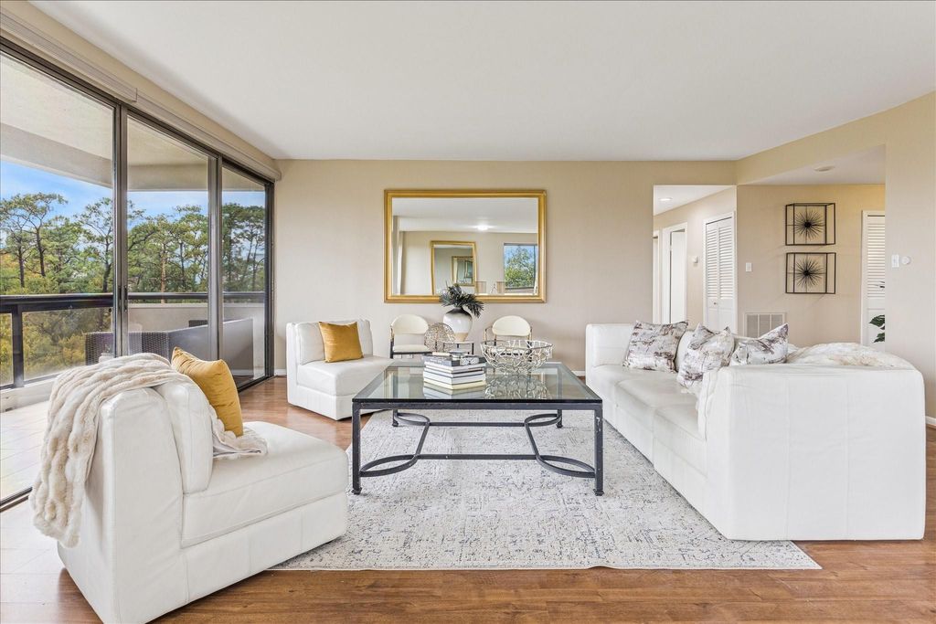 Photo of 49 Briar Hollow Lane #505, Houston, TX 77027 (MLS # 12538931)