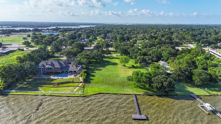 Photo 1 of 32 — 105 Mockingbird Lane, Seabrook, TX 77586