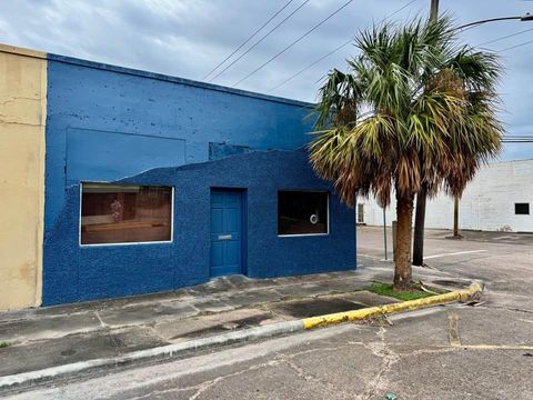 Photo of 131 W Broad Street, Freeport, TX 77541 (MLS # 80613381) Photo of 131 W Broad Street, Freeport, TX 77541 (MLS # 80613381)