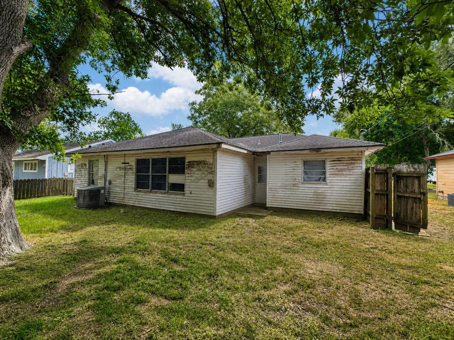 1101 Southampton Dr