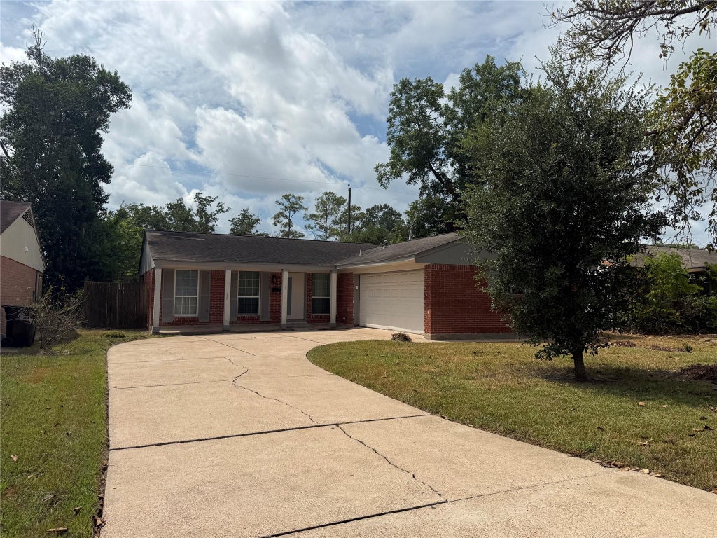 Photo of 4327 Oakside Drive, Houston, TX 77053 (MLS # 38049530)