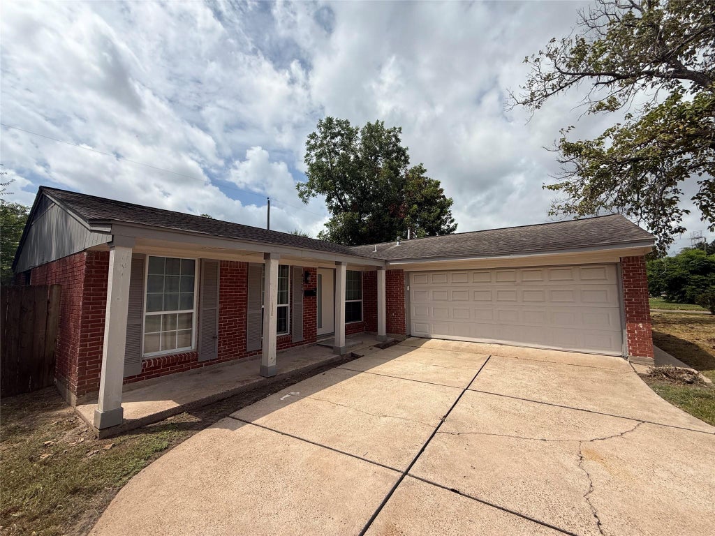 Photo of 4327 Oakside Drive, Houston, TX 77053 (MLS # 38049530)