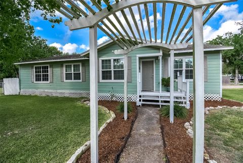 Photo of 319 E Matagorda Avenue, Palacios, TX 77465 (MLS # 5344534) Photo of 319 E Matagorda Avenue, Palacios, TX 77465 (MLS # 5344534)