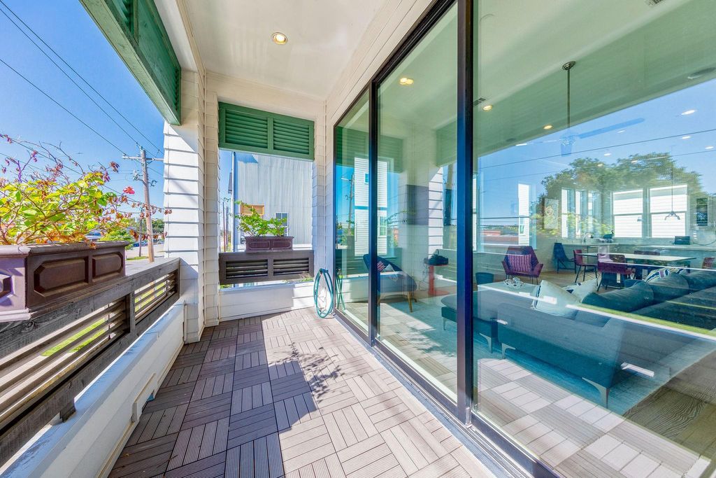 Photo of 2712 Maxroy Street, Houston, TX 77007 (MLS # 76986943)