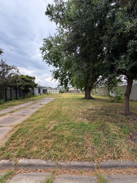 Vacant Land For Sale - 7351 Remegan Road<br/> Houston, TX 77033