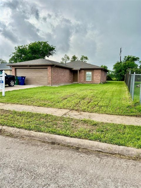 Photo of 228 Austin Street, Angleton, TX 77515 (MLS # 35575031)