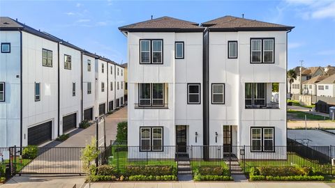 Photo of 2708 Grand Fountains Drive #E, Houston, TX 77054 (MLS # 82706539)