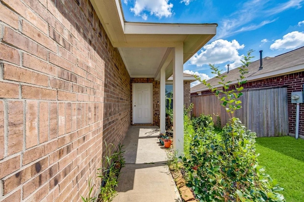 Photo of 26923 Winward Creek Trail, Katy, TX 77493 (MLS # 32801550)