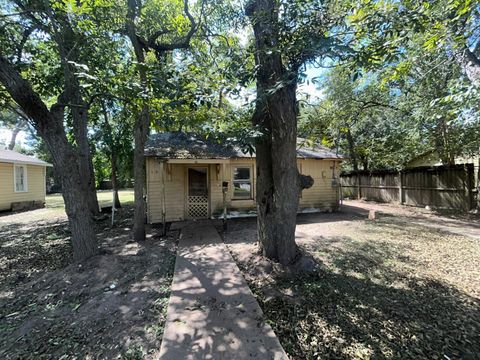 Photo of 302 E Wayside Avenue, Wharton, TX 77488 (MLS # 21607299) Photo of 302 E Wayside Avenue, Wharton, TX 77488 (MLS # 21607299)