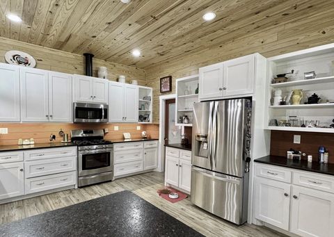Photo of 17 Mosley Lane, Huntsville, TX 77320 (MLS # 10261069)