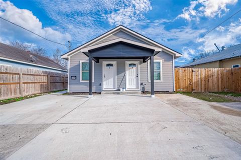 Photo of 6725 Avenue K #B, Houston, TX 77011 (MLS # 34120342)