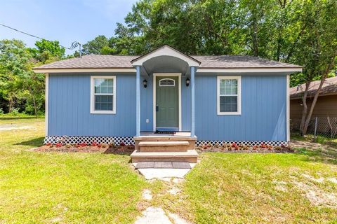 Photo of 410 M L King Drive, Woodville, TX 75979 (MLS # 85083534)