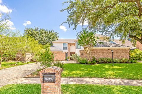 Photo of 10307 Piping Rock Lane, Houston, TX 77042 (MLS # 10862545)