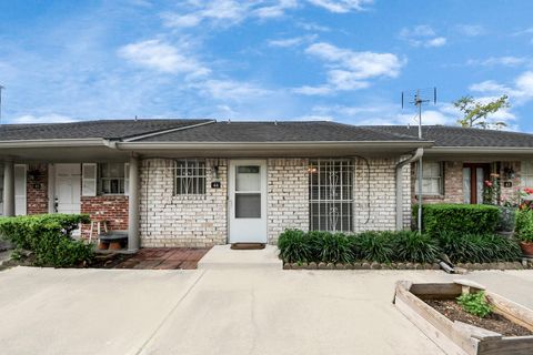 Photo of 44 Tri Oaks Lane #44, Houston, TX 77043 (MLS # 28367418)