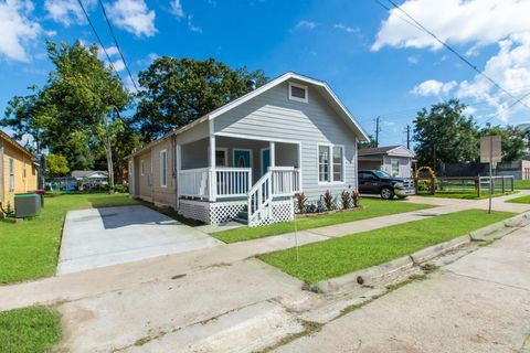 Photo of 320 E Murrill Street, Baytown, TX 77520 (MLS # 5737277)