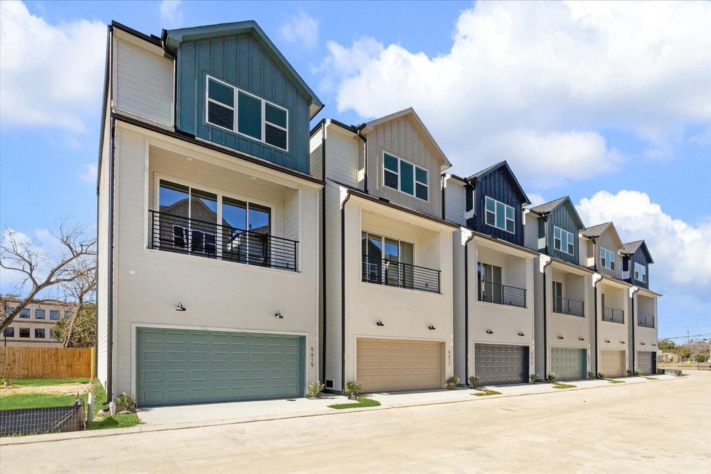 Photo of 5621 Camino Encantado Drive, Houston, TX 77091 (MLS # 92978387)