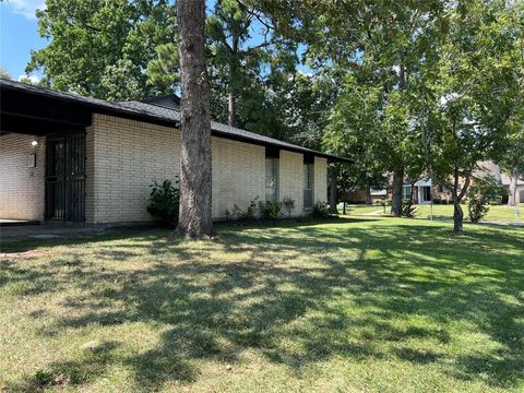 Photo of 401 Oakhill Drive, Conroe, TX 77304 (MLS # 62344554) Photo of 401 Oakhill Drive, Conroe, TX 77304 (MLS # 62344554)