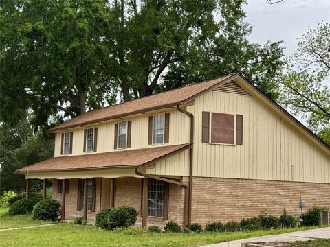 Photo of 1221 Green Briar Drive, Huntsville, TX 77340 (MLS # 29523597)