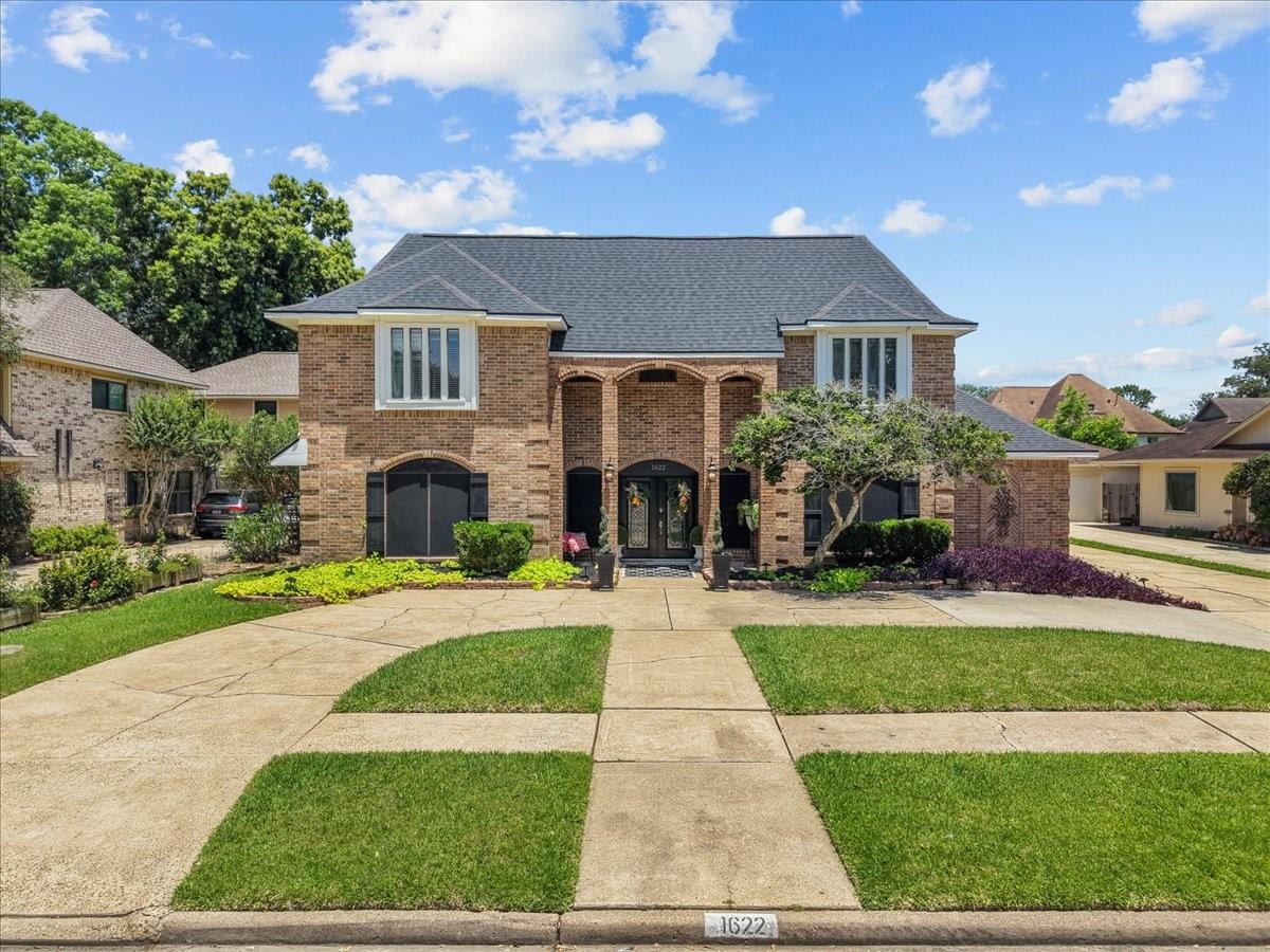 1622 W Hedgecroft Drive