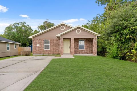 Photo of 101 S Rose Street, Texas City, TX 77591 (MLS # 90801005)