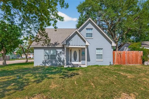 Photo of 501 Live Oak Street, Pasadena, TX 77506 (MLS # 97300919)