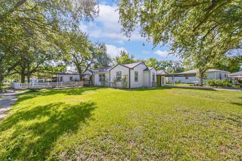 Photo of 1102 W Hart Avenue, Pasadena, TX 77506 (MLS # 35928406)