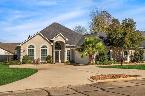 Photo of 98 Victoria Drive W, Montgomery, TX 77356 (MLS # 76608027)