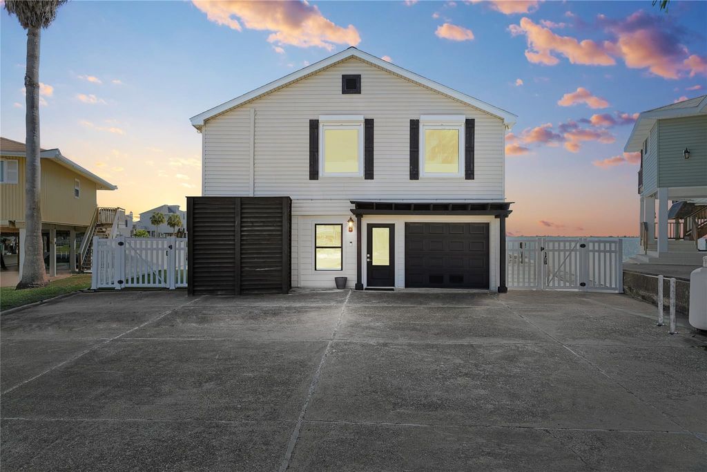 Photo of 130 Tamana Drive, Tiki Island, TX 77554 (MLS # 15640306)