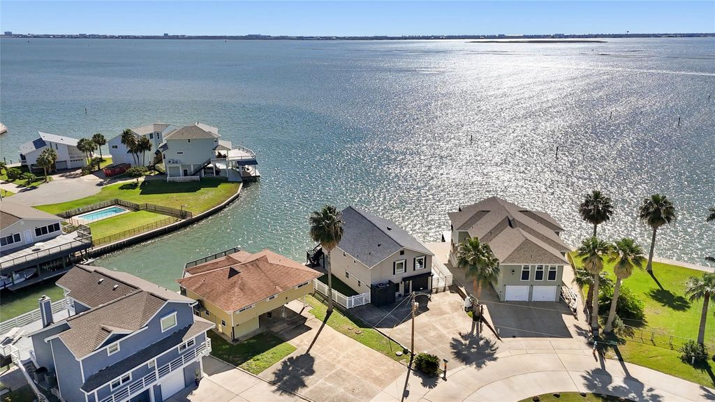 Photo of 130 Tamana Drive, Tiki Island, TX 77554 (MLS # 15640306)