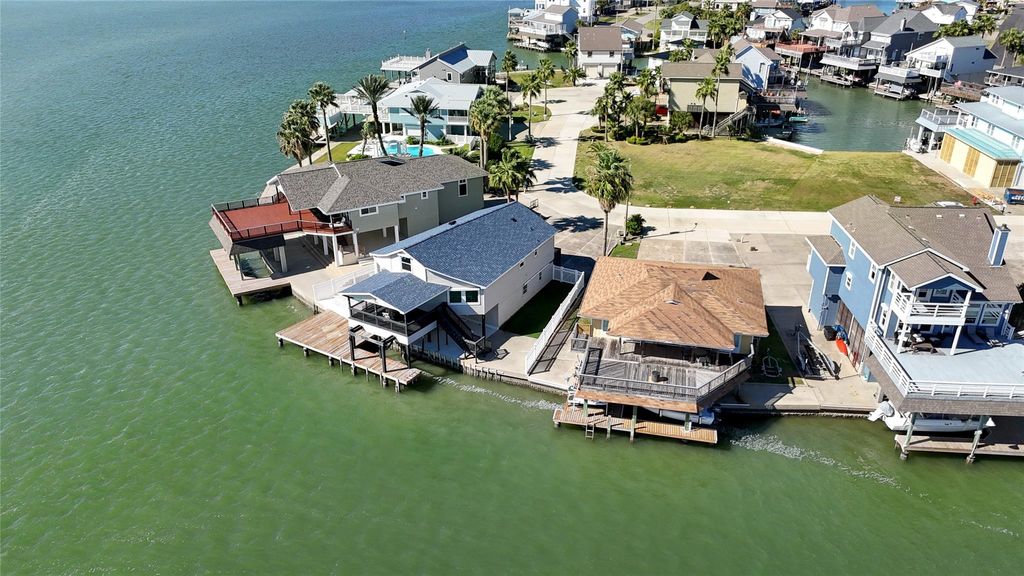 Photo of 130 Tamana Drive, Tiki Island, TX 77554 (MLS # 15640306)