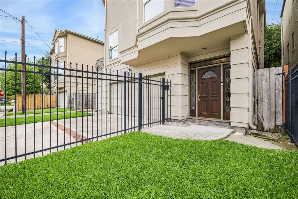 Photo of 5809 Feagan Street, Houston, TX 77007 (MLS # 95379101)