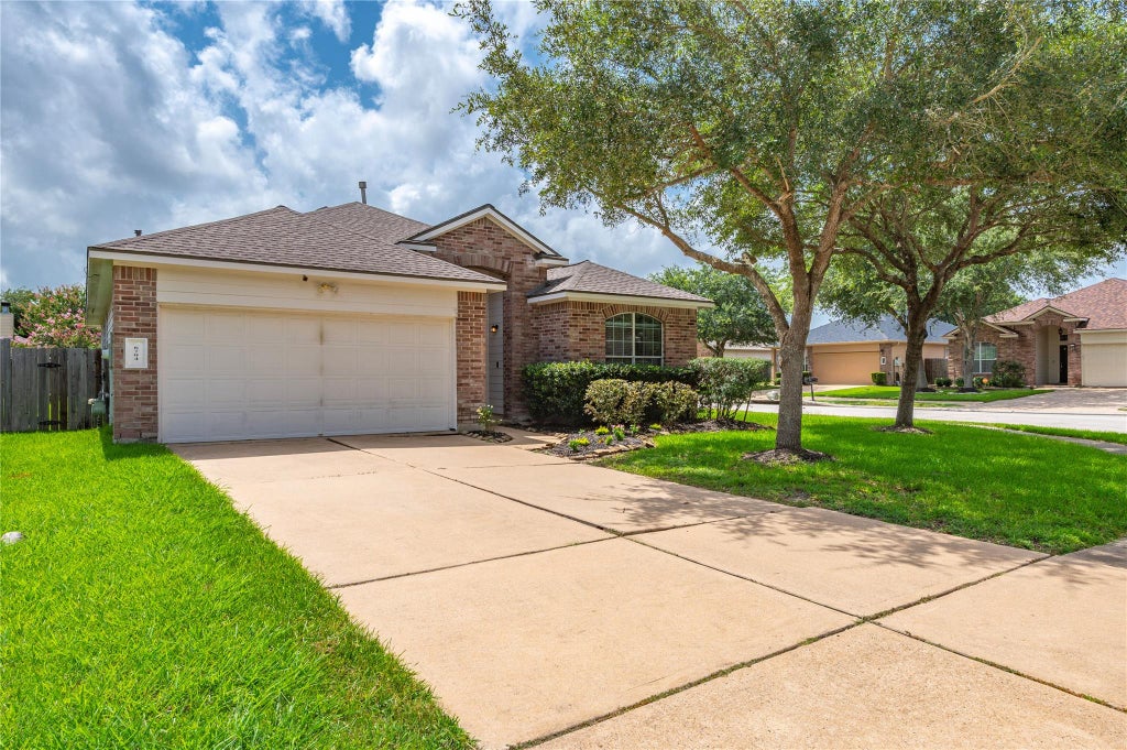 Photo of 6704 Hidden Colony Lane, Dickinson, TX 77539 (MLS # 60294137)