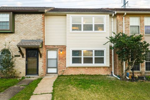 Townhouse For Sale - 8300 Oakhaven Road<br/> La Porte, TX 77571