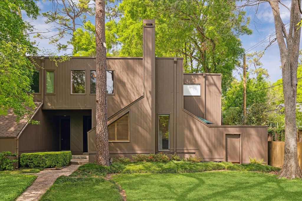 Photo of 318 Litchfield Lane, Houston, TX 77024 (MLS # 76636413)