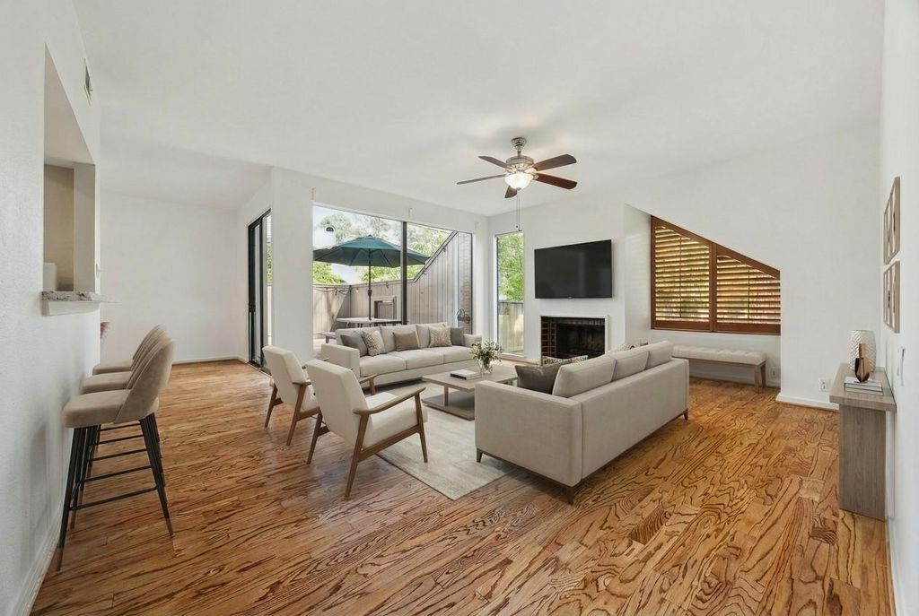 Photo of 318 Litchfield Lane, Houston, TX 77024 (MLS # 76636413)